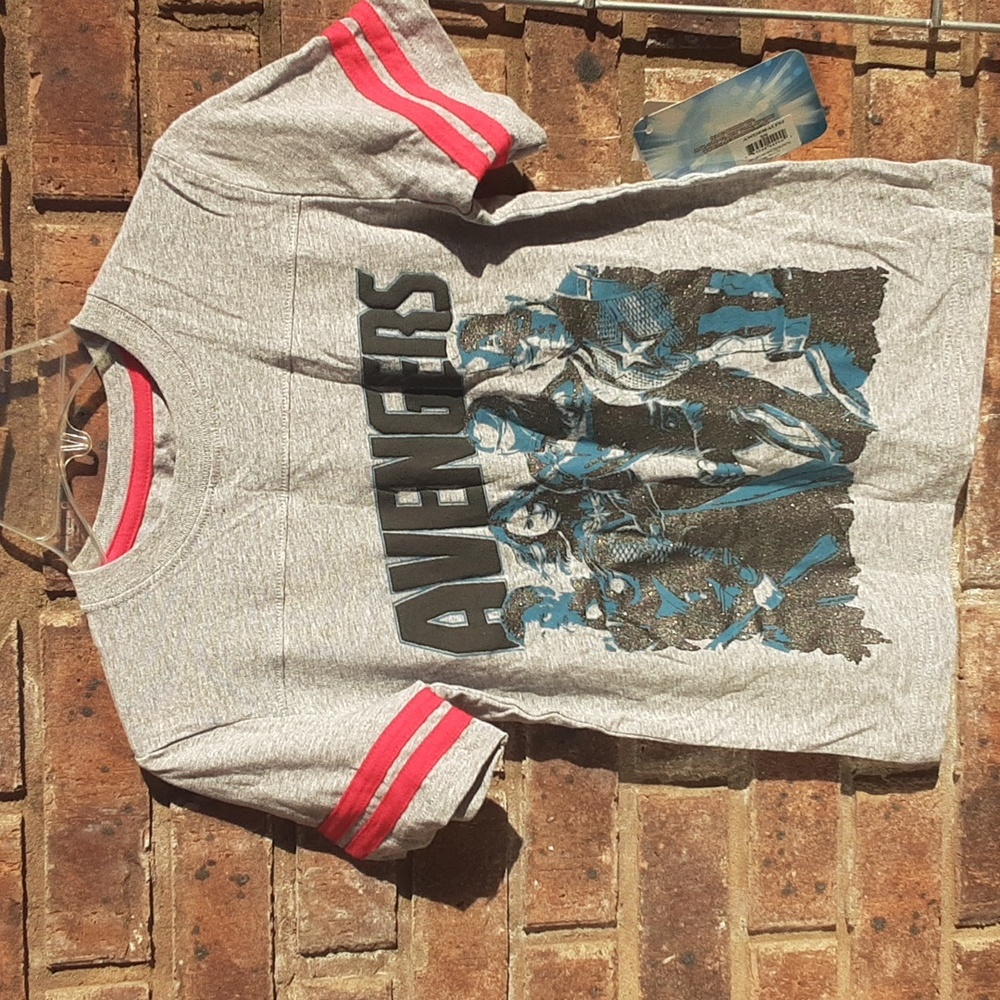 🌹 Avengers T shirt. Boys 5/6 NWT.